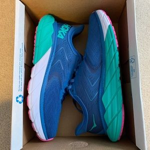 Never worn Hoka Women’s Arahi 5 size 7.5